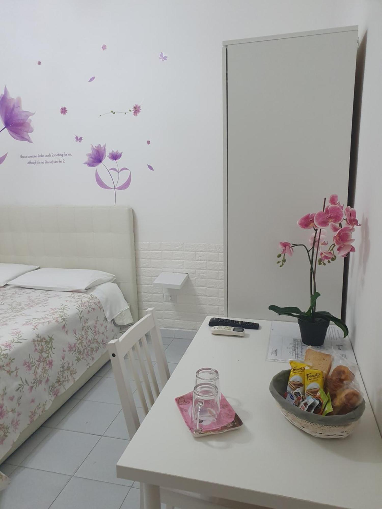 לינה וארוחת בוקר סלרנו Le Tre Orchidee חדר תמונה